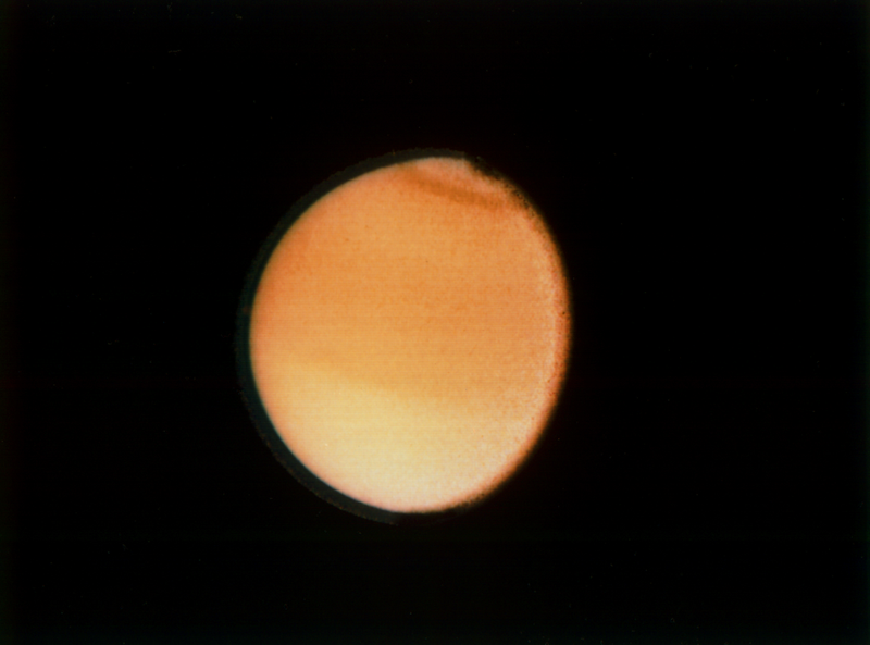 Неудачный снимок Титана с "Вояджера-1"