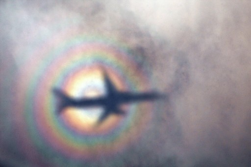Тень самолета окружена радужными кольцами
